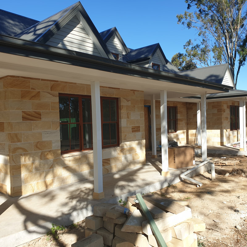 Project: Residential Home
Location: Glossodia NSW
Products: 250mm Hydrasplit Blocks, 50mm Rockfaced Capping, 200mm Sawn Lintels, 
Colour: Dixons Banded
Builder: Balmoral Homes