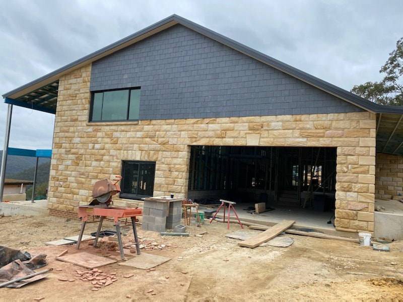 Project: Residential Home 
Location: Lower Portland NSW
Products: 250mm Hydrasplit Blocks, Custom Sawn Sils and Lintels 
Colour: Dixons Banded
Builder: Sydney Roof and Building Supplies and Roy Ruckman Stone Masonry